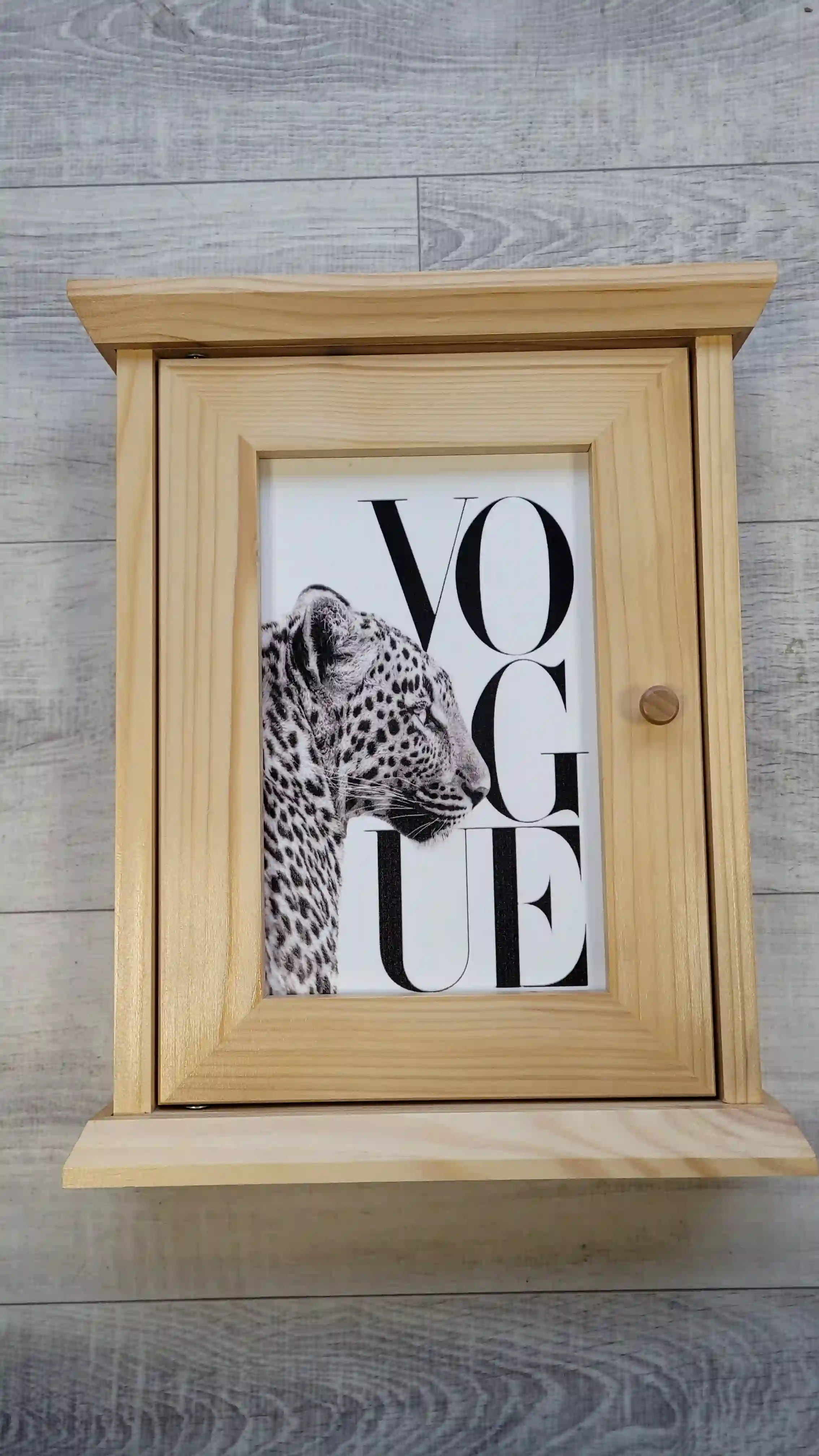 PIKUSA — cutie pentru chei, lemn închis, motiv leopard